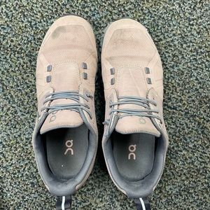 On cloud women’s size 7 waterproof running shoe